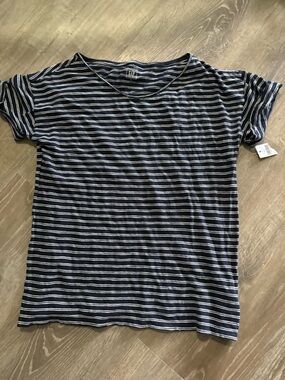 GAP Striped Navy & White Short Sleeve Tee small. New with tag